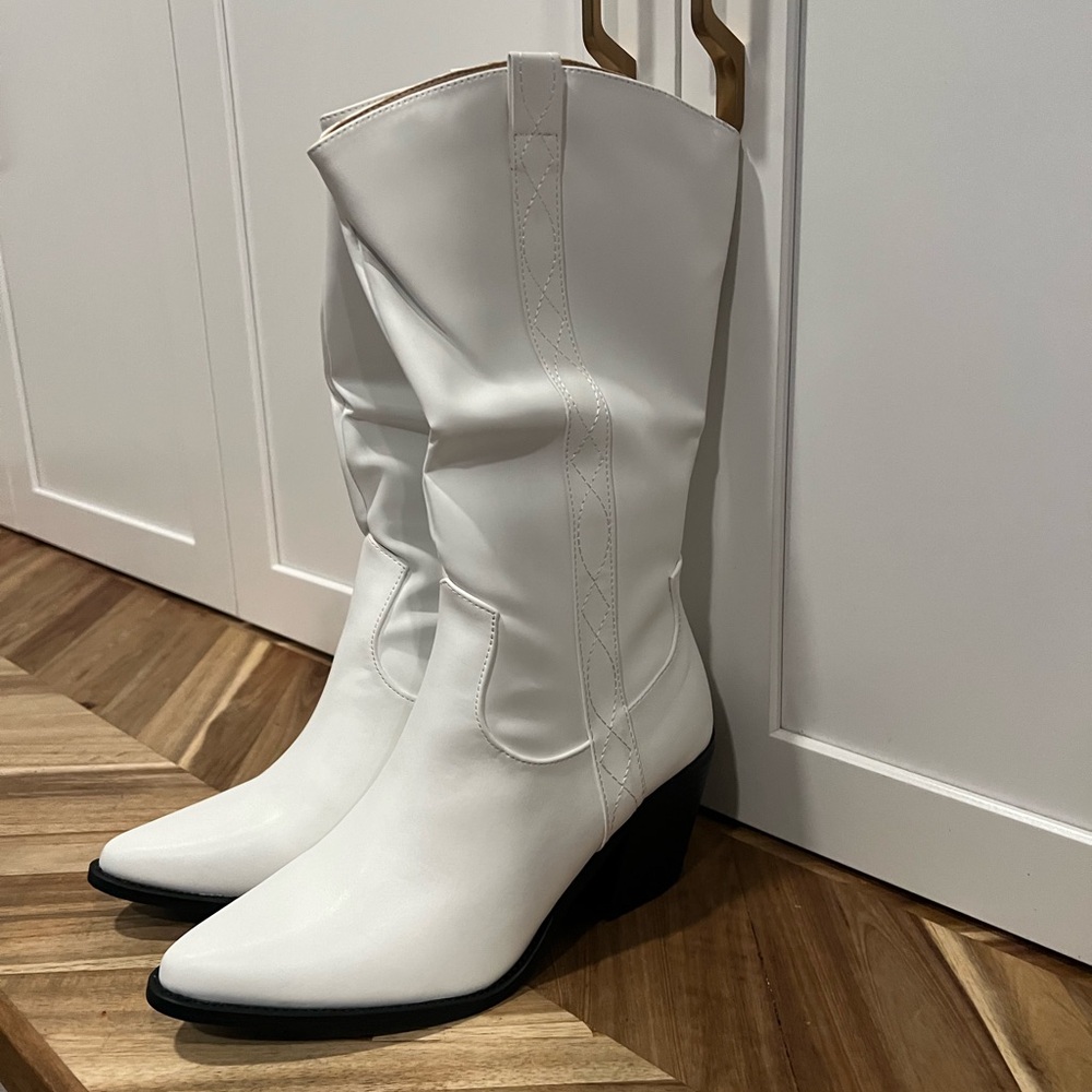 NIB white boots by Chase and Chloe 8.5 synthetic and Cute!